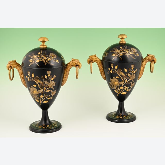 Un ensemble de vases en châtaignier étamé hollandais laqué.
