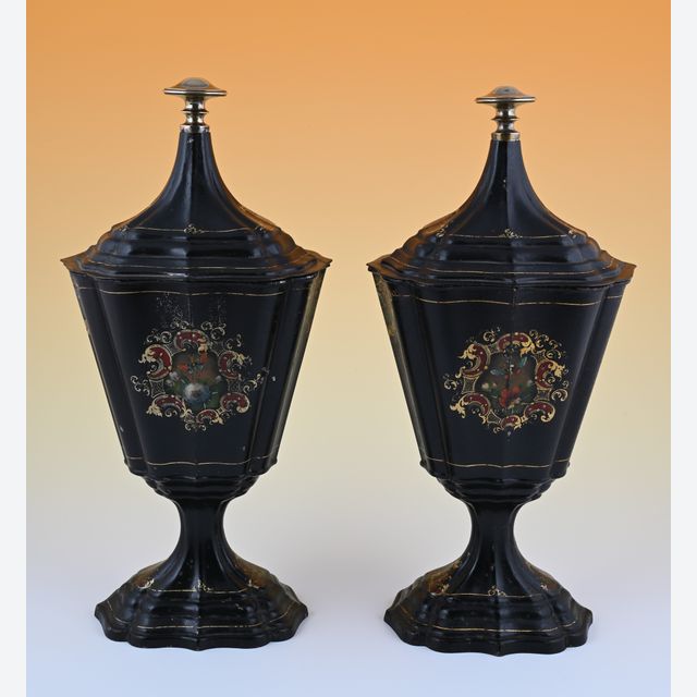 Un ensemble de vases en châtaignier laqué.