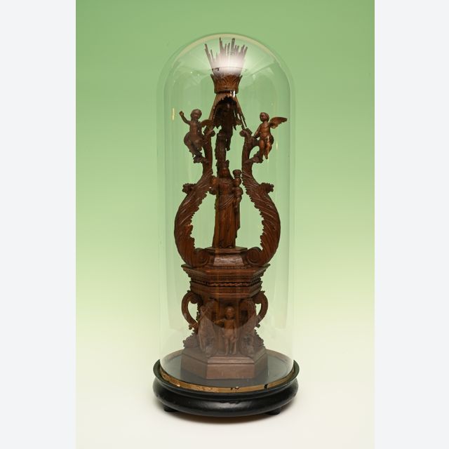 Eine Holzskulptur