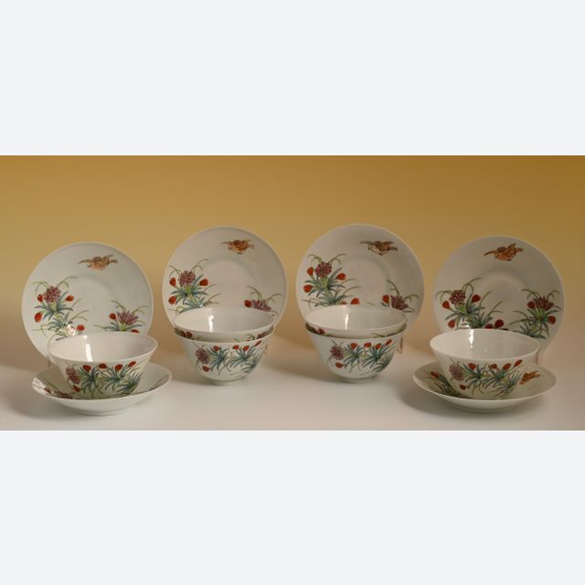 Ein Set von sechs japanischen Porzellan-Tassen und Untertassen