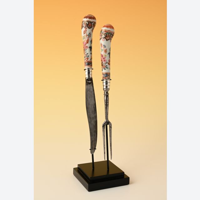 Un couteau et une fourchette avec une poignée en porcelaine chinoise