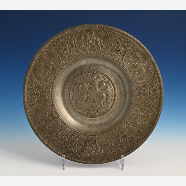 Ein Zinnteller in Relief