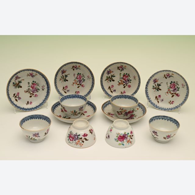 Ein Set von sechs chinesischen Porzellan-Tassen und Untertassen