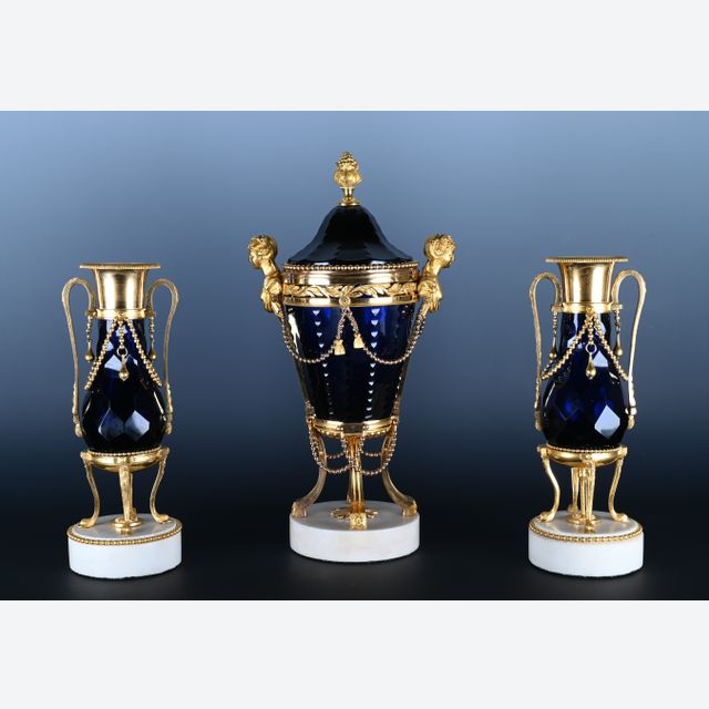 Ein Set Louis XVI Potpourri-Ziervasen