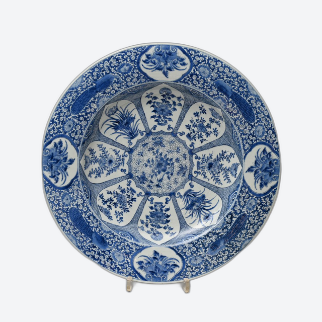 Une très grande assiette en porcelaine chinoise, diamètre 55 cm.