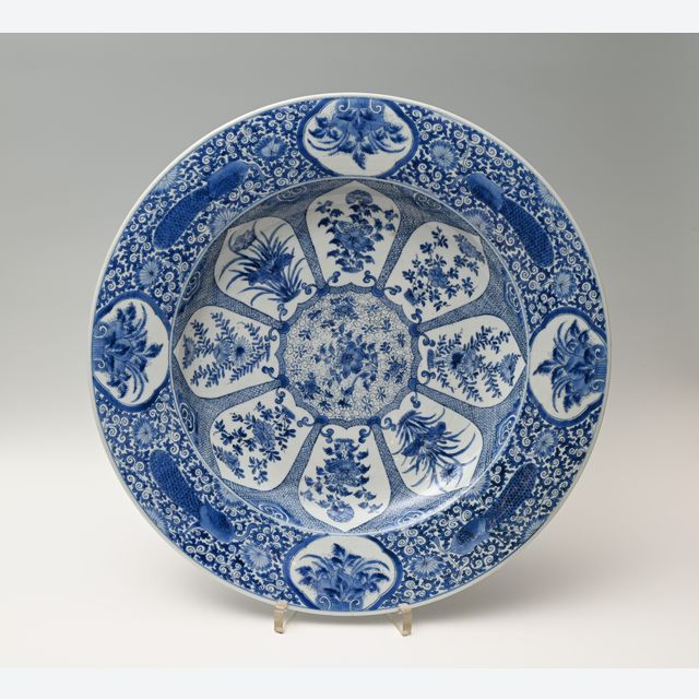 A very large Chinese porcelain dish, diameter 55 cm.