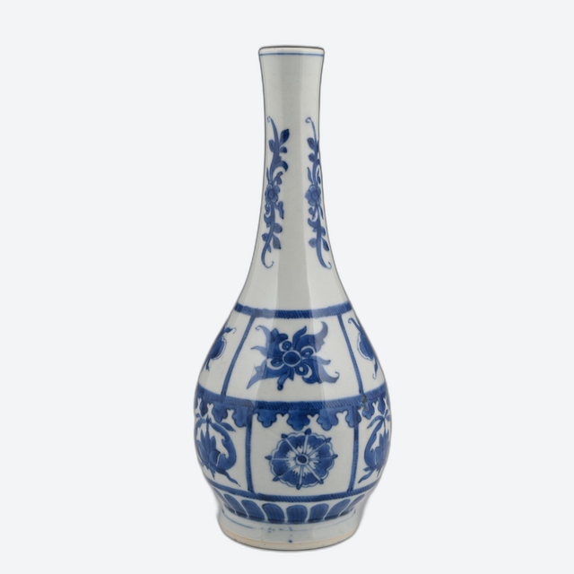A Chinese porcelain vase