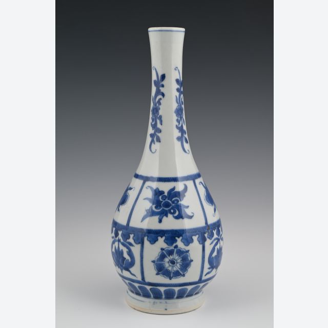 A Chinese porcelain vase