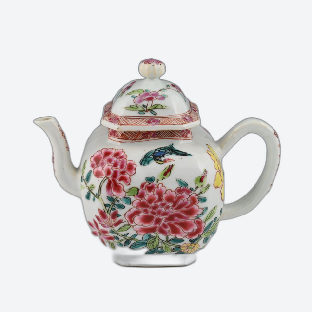 Un petit pot à thé en porcelaine de Chine Famille rose