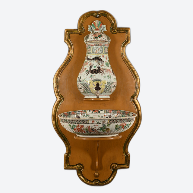 Un réservoir d'eau en porcelaine chinoise