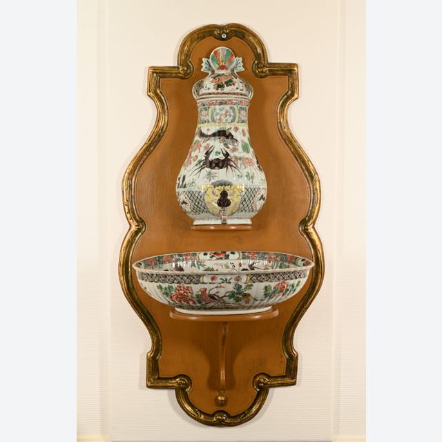 A Chinese famille verte porcelain cistern