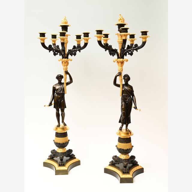 Ein beeindruckendes Paar Empire-Kerzenleuchter mit sechs Kerzen, hergestellt aus patiniertem und feuervergoldetem Bronze.