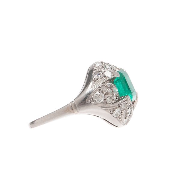 Platinum Ring Deco with Colombian Emerald