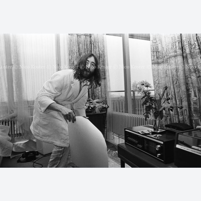 John Lennon & Yoko Ono - PEACE - Room 902 Hilton #18