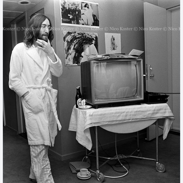John Lennon & Yoko Ono - PEACE - Room 902 Hilton #24