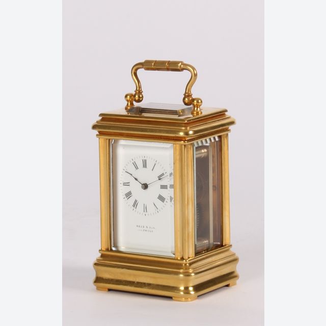 Een Frans miniatuur verguld messing reisklokje, wederverkoper Reed & Son, circa 1880.