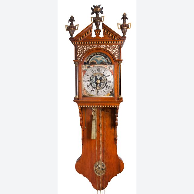 Een zeer zeldzame Friese iepenhouten dubbelkaps staartklok met speelwerk Klaas Andriese circa 1810