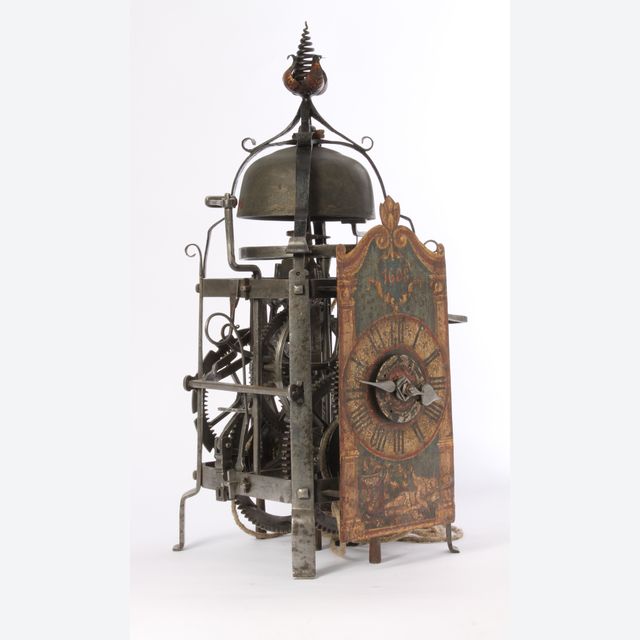 Een Zuid-Duitse ijzeren renaissance wandklok met wekkerwerk, gedateerd 1608