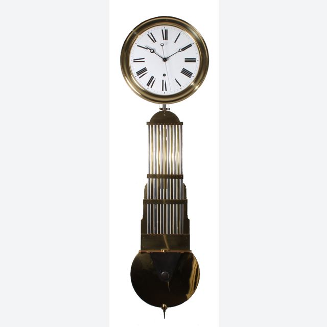 Een goede Franse 'Comtoise' ijzer en messing wandregulateur circa 1860