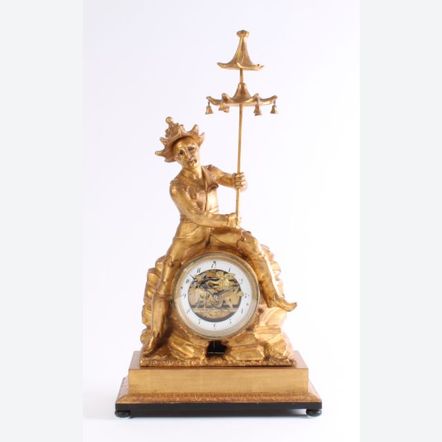 Een Oostenrijkse verguld houten figurale klok met dubbel mechaniek, omstreeks 1830