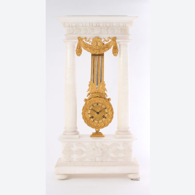 Een fraaie Franse albasten en verguld bronzen kolomklok met vrijslingerend uurwerk, circa 1830.