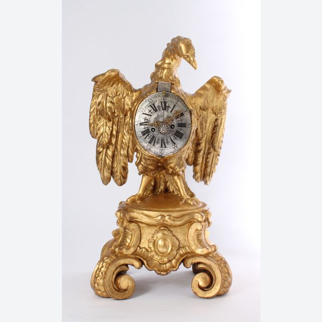 Een decoratieve Zuid Duitse bladgoud verguld houten sculpturale tafel klok, circa 1730.