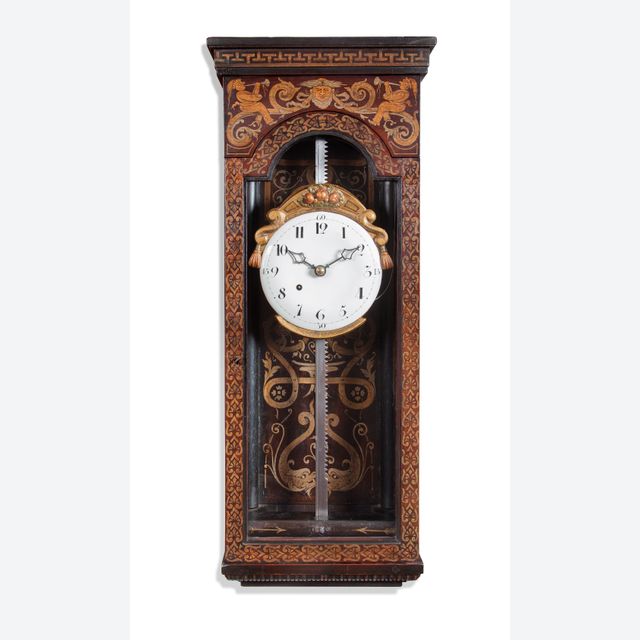 Een zeldzame en decoraieve Mid-Europese beschilderde houten zaagklok met slagwerk circa 1780