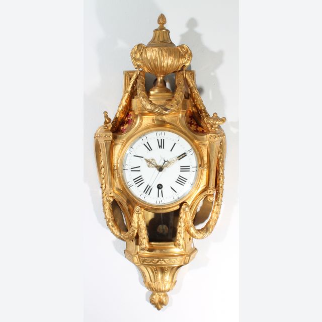Een goede Franse Lodewijk XVI vuurverguld bronzen cartel klok met centrale seconde, circa 1770.