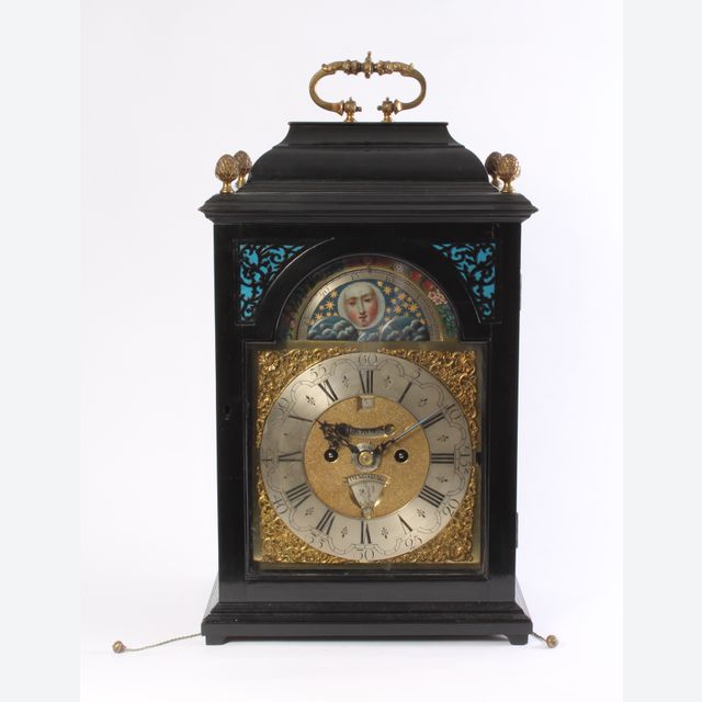 Een Hollandse gezwarte tafelklok met datum, dag en maanfase, door J.P. Kroese, omstreeks 1740