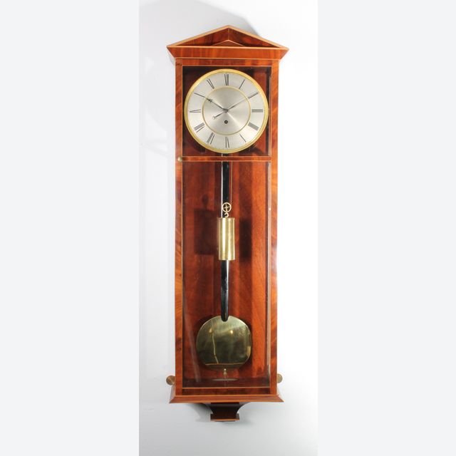 Een raaie Oostenrijkse ingelegde mahonie ‘Dachluhr’ wandregulateur, circa 1840