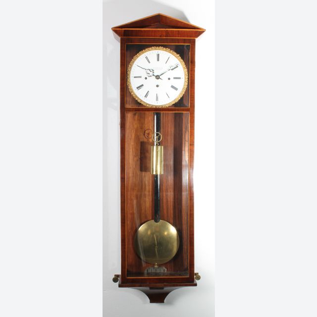 Een fraaie Oostenrijkse palissander 'Dachluhr' met bandinleg en grande sonnerie, L. Müller, circa 1840.