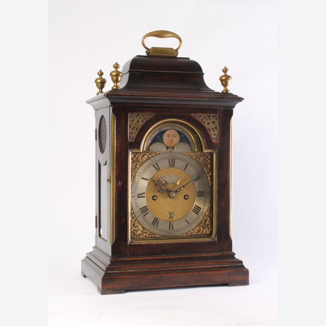 Een kleine Engelse gezwarte tafelklok met maanfase, door Robert Wood, omstreeks 1770