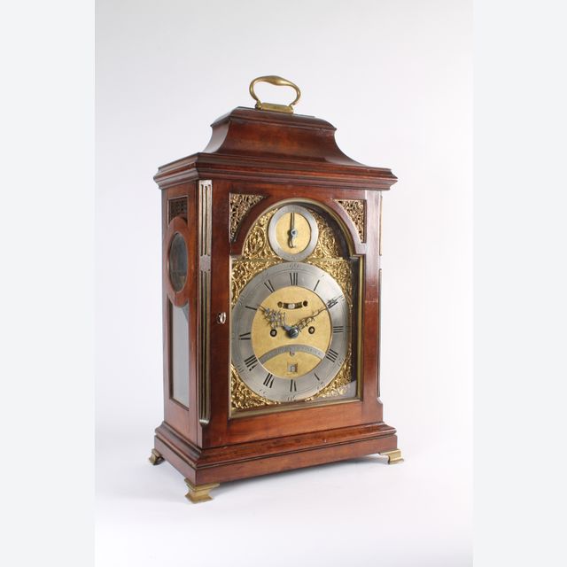 Een zeldzame Duitse mahonie tafelklok met 8-daags uurwerk gesigneerd Peter Behrems Schleswig, circa 1770.