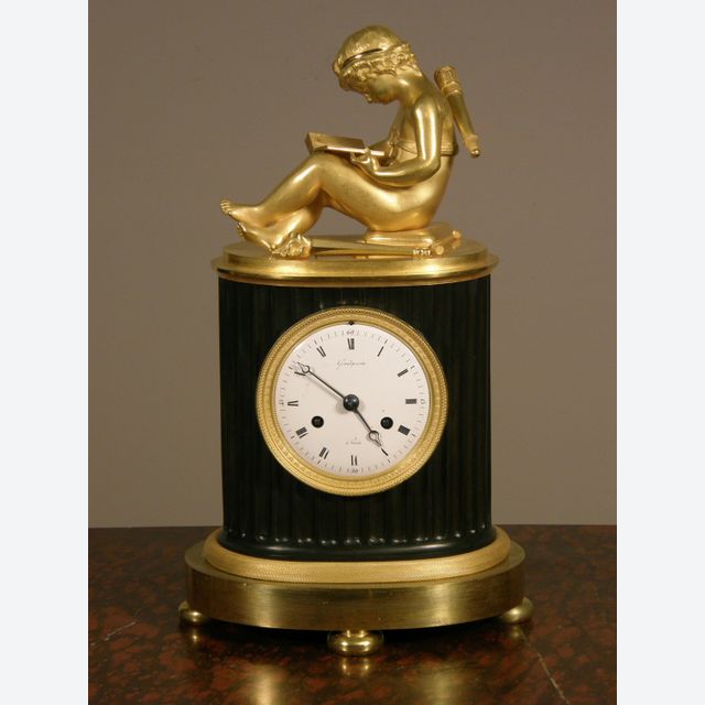 Een kleine Franse Empire gepatineerde en vergulde sculpturale schouw klok Grandperrin à Perrin circa 1805.