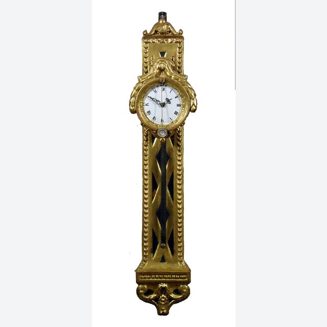 Een Zuid-Duitse Lodewijk XVI verguld houten zaagklok, omstreeks 1760