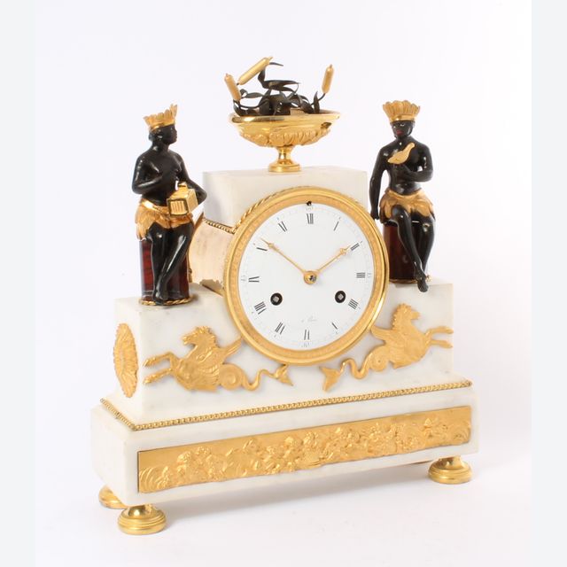 Een zeldzame Frans Empire marmer en vuurverguld bronzen pendule 'au bon sauvage', circa 1800