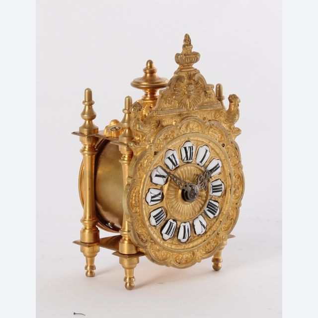 Een miniatuur Frans Regence-stijl verguld messing tafelklokje, circa 1870.