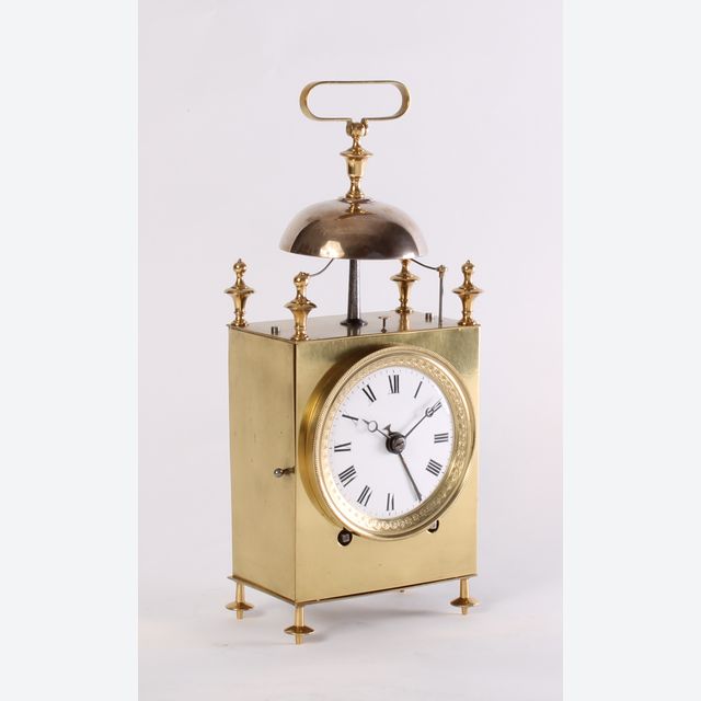 Een Frans messing slagalarm reisklok 'Capucine', circa 1830