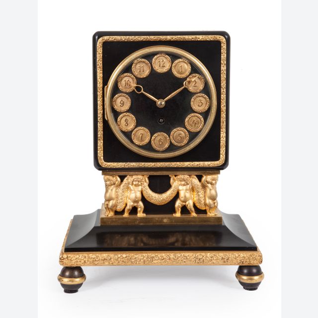 Een zwart marmeren Art -Deco pendule met vergulde bronzen ornamenten, Lenzkirch circa 1925