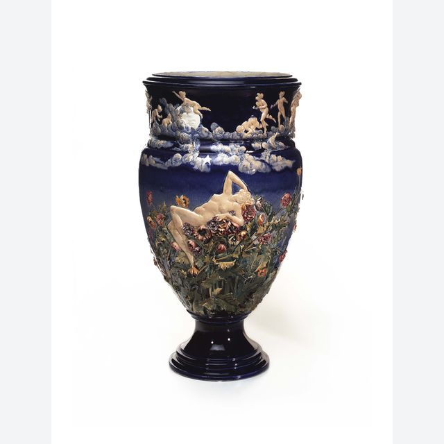 Een monumentale Choisy-le-Roi Maiolica vaas gemodelleerd door Louis Carrier Belleuse, omstreeks 1880