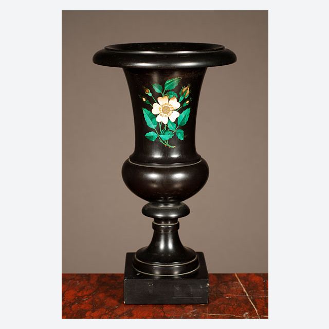Een decoratieve Italiaanse zwart marmeren vaas ingelegd met malachiet, omstreeks 1880