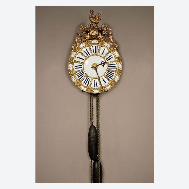 Een franse cartouche lantaarnklok, ca 1750, met gaand slag- en wekkerwerk, spillegang.