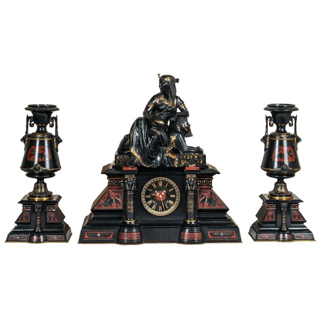 Een fantastische zwart marmeren 'retour de l'Egypt' pendule met twee bijpassende vasen.