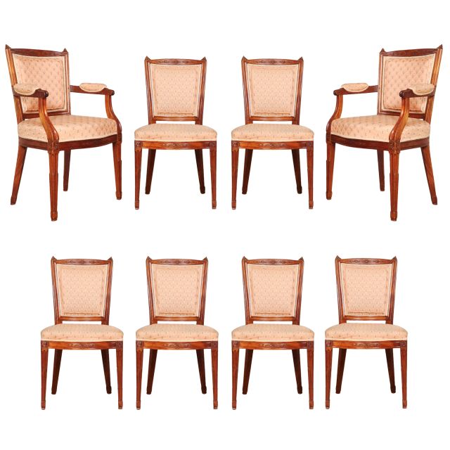 Een set van acht Hollandse mahonie eetkamerstoelen, omstreeks 1800
