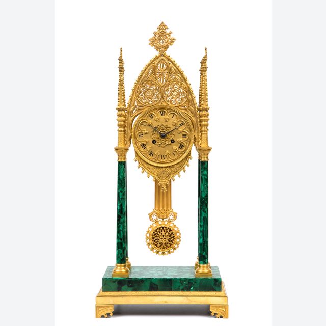 Een Russische neo-Gotische verguld bronzen en malachiet gefineerde pendule, omstreeks 1830