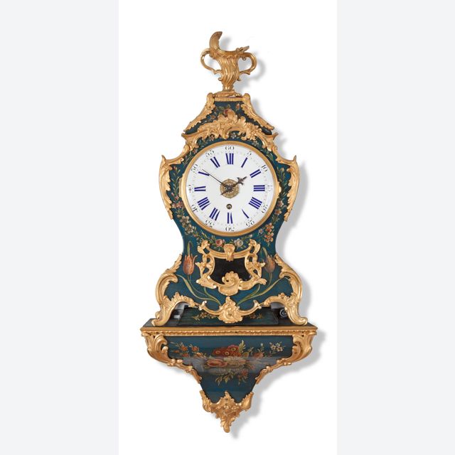 Een Franse Lodewijk XV 'vernis Martin' consoleklok met verguld bronzen beslag, omstreeks 1760