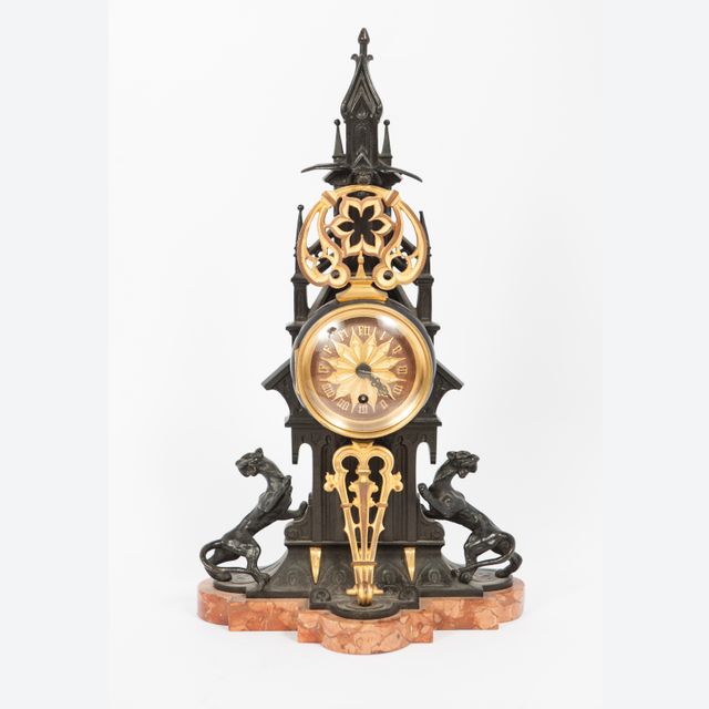 Petite horloge de bureau ou de cheminée charmante de style néo-gothique, vers 1880