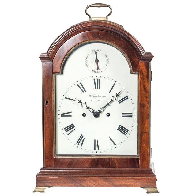 Een Engelse mahoniehouten tafelklok met slagwerk van Stephenson uit Londen, circa 1800