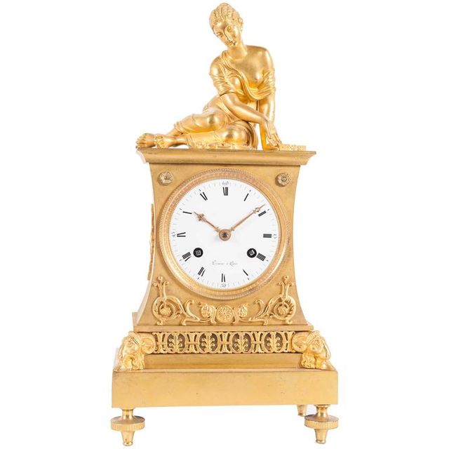 Très charmante horloge en bronze doré à l'or fin de l'Empire français avec une élégante dame jouant aux dés par Denière
