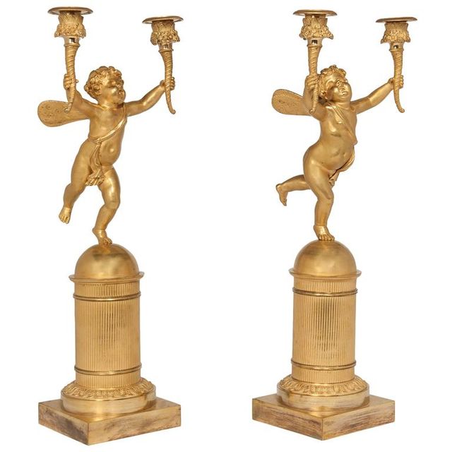 Ein Paar zweibewaffneter Empire-Ormolu-Kerzenleuchter mit Amoretten, um 1820 herum